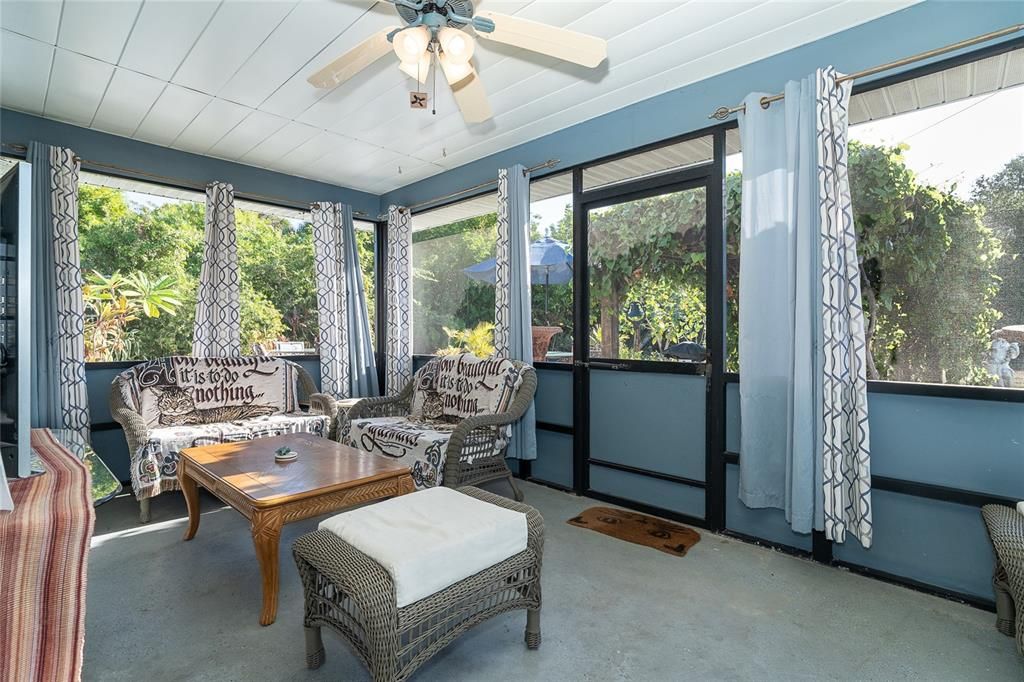 For Sale: $300,000 (2 beds, 2 baths, 1053 Square Feet)