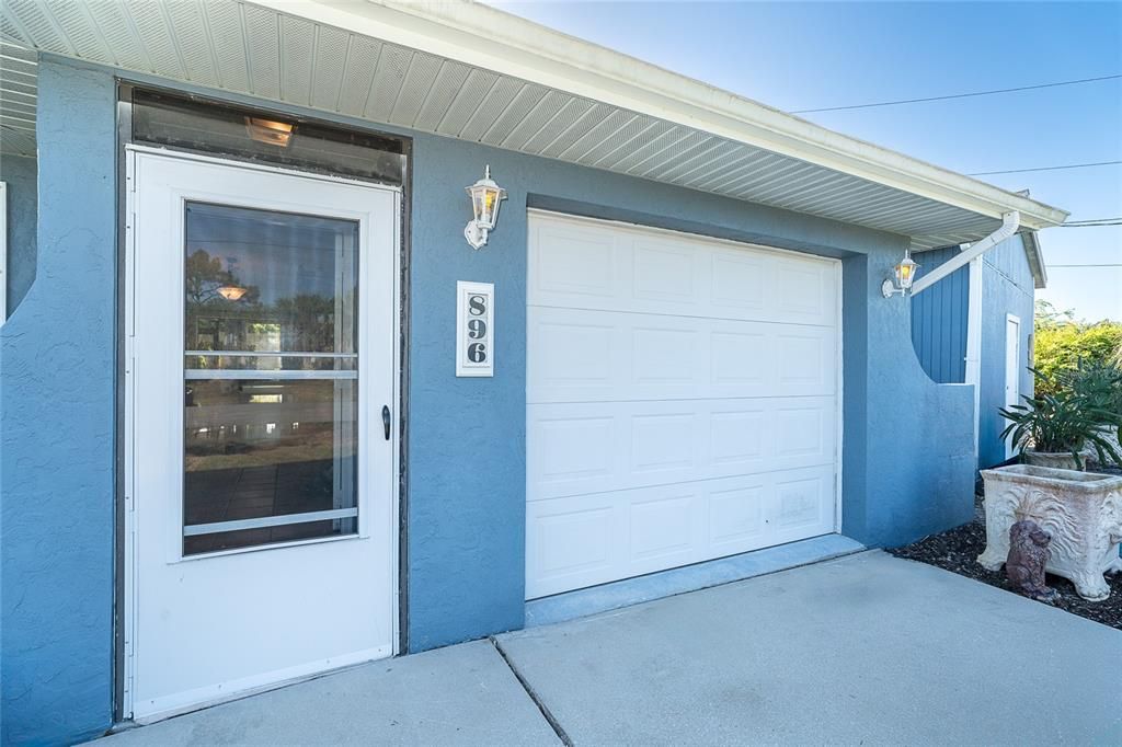 For Sale: $300,000 (2 beds, 2 baths, 1053 Square Feet)