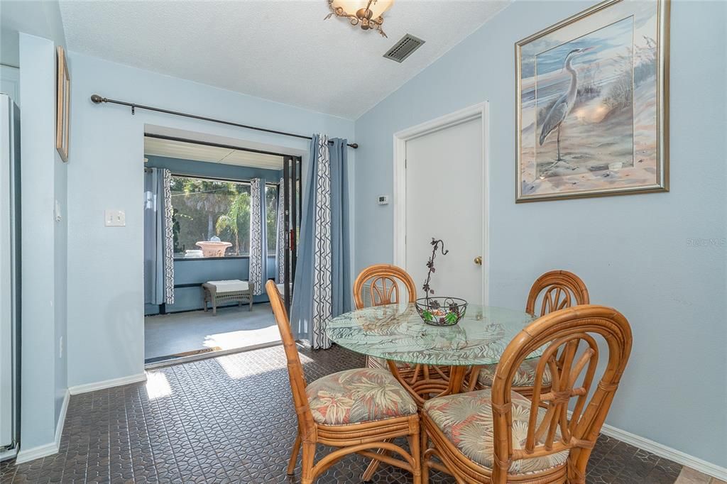 For Sale: $300,000 (2 beds, 2 baths, 1053 Square Feet)