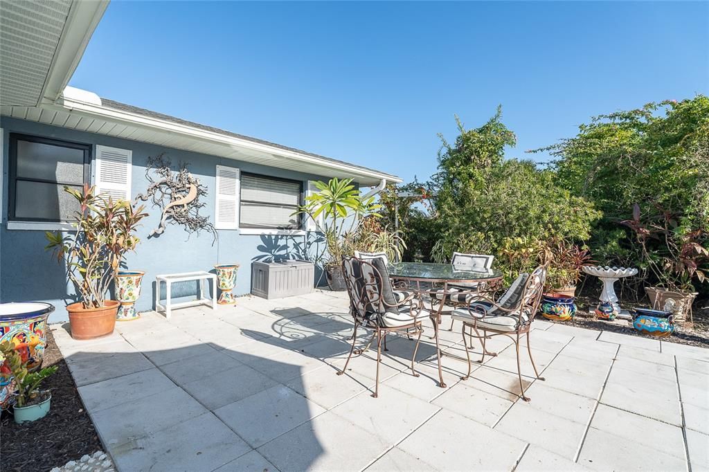 For Sale: $300,000 (2 beds, 2 baths, 1053 Square Feet)