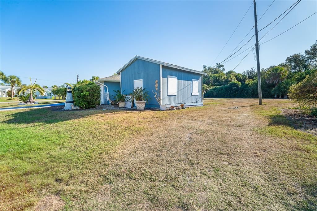 For Sale: $300,000 (2 beds, 2 baths, 1053 Square Feet)