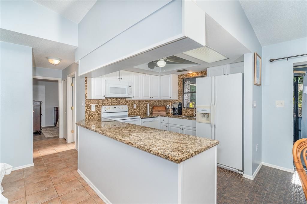 For Sale: $300,000 (2 beds, 2 baths, 1053 Square Feet)