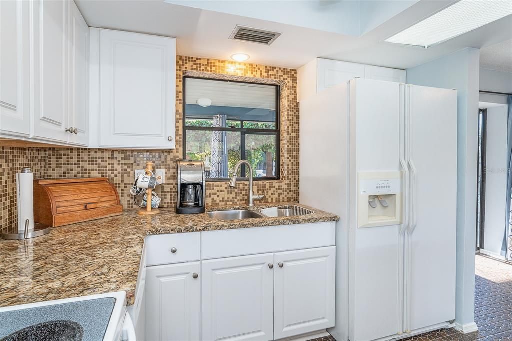 For Sale: $300,000 (2 beds, 2 baths, 1053 Square Feet)