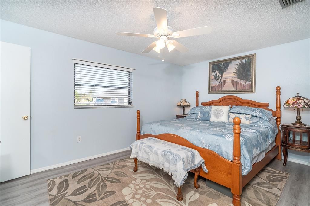 For Sale: $300,000 (2 beds, 2 baths, 1053 Square Feet)