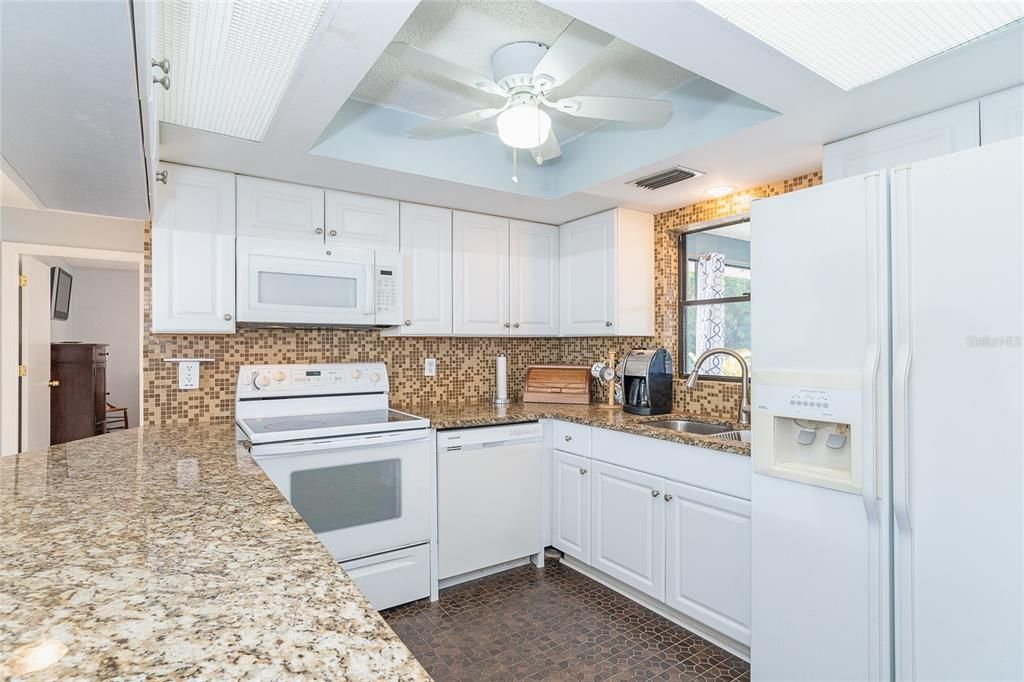 For Sale: $300,000 (2 beds, 2 baths, 1053 Square Feet)