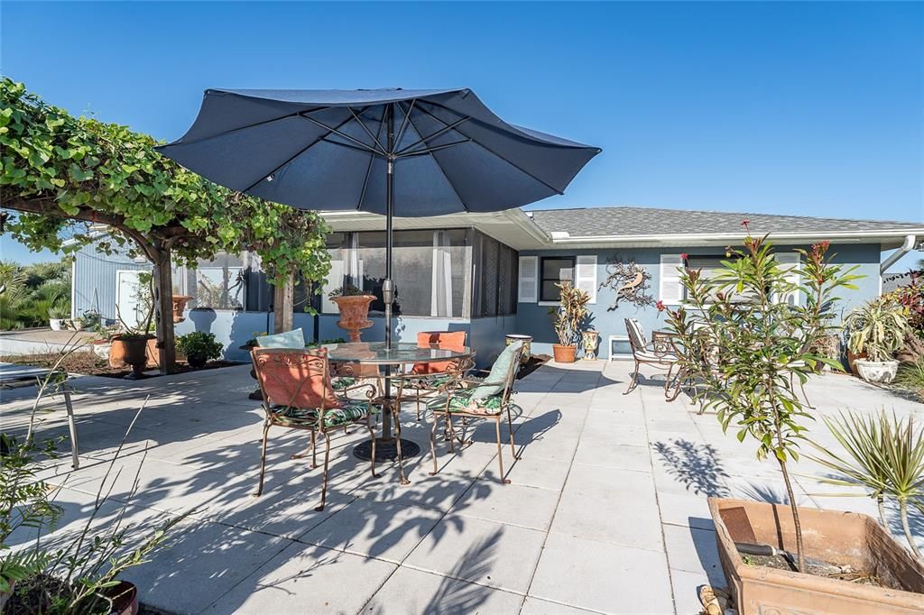 For Sale: $300,000 (2 beds, 2 baths, 1053 Square Feet)