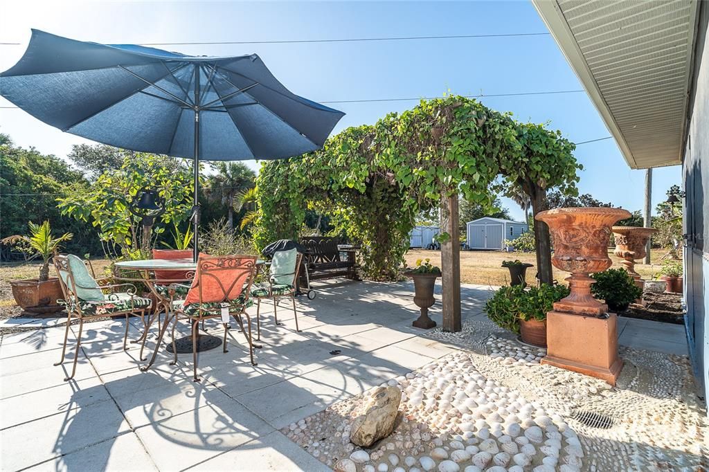 For Sale: $300,000 (2 beds, 2 baths, 1053 Square Feet)