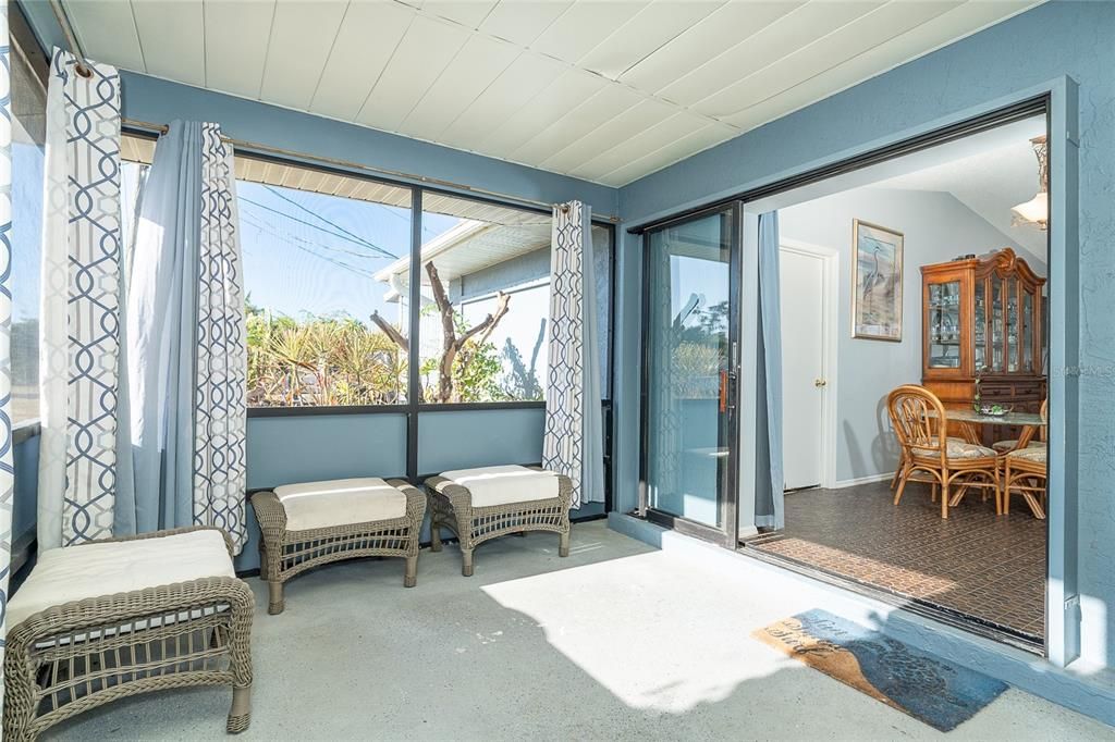 For Sale: $300,000 (2 beds, 2 baths, 1053 Square Feet)