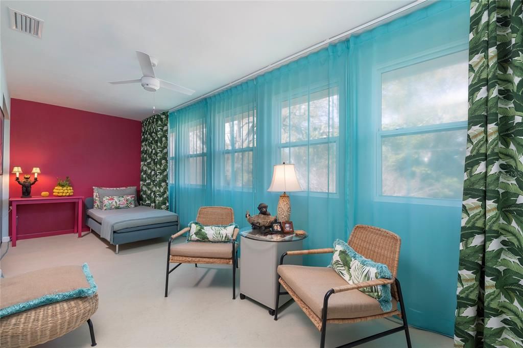 На продажу: $149,900 (2 спален, 1 ванн, 935 Квадратных фут)