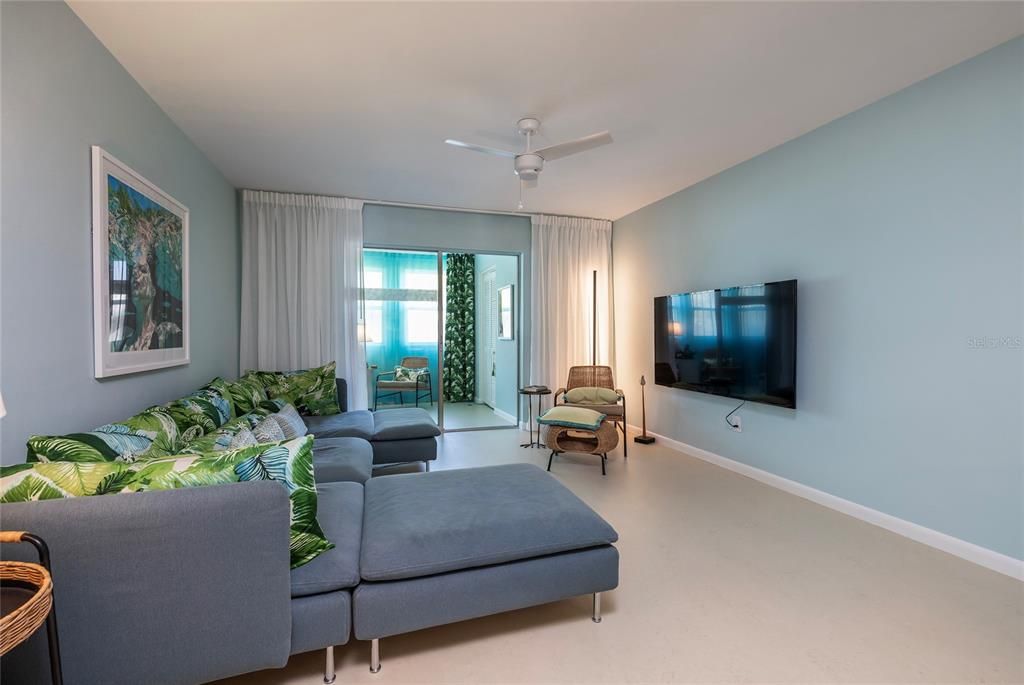 На продажу: $149,900 (2 спален, 1 ванн, 935 Квадратных фут)