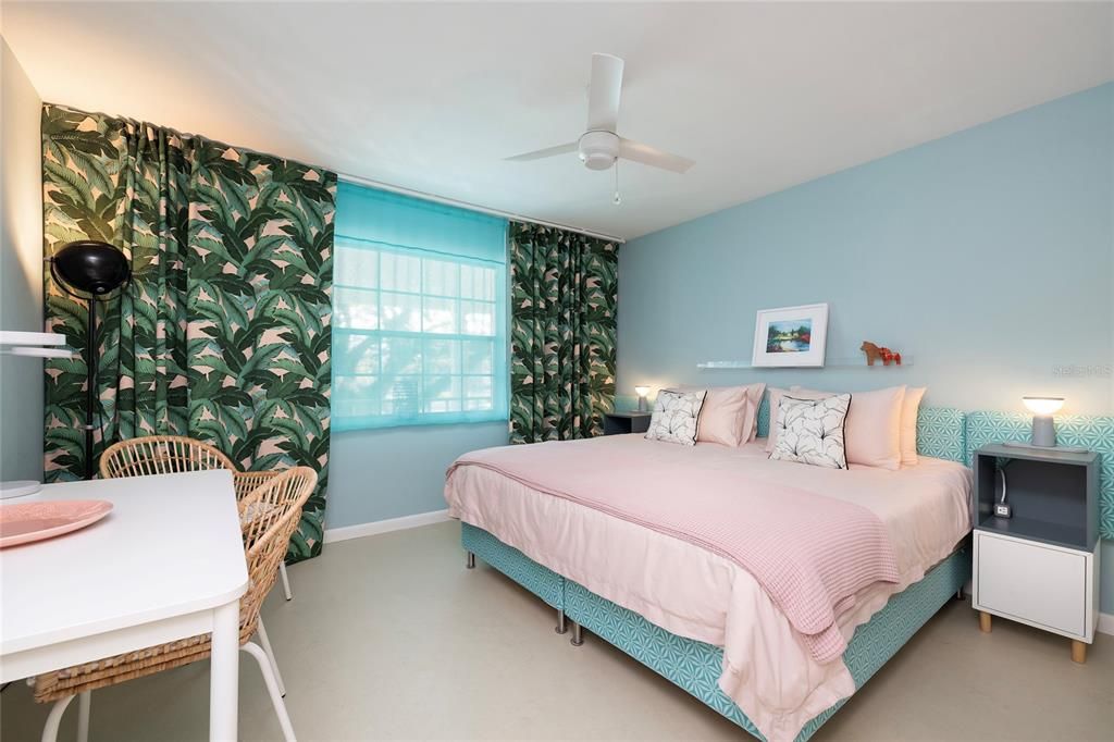 На продажу: $149,900 (2 спален, 1 ванн, 935 Квадратных фут)