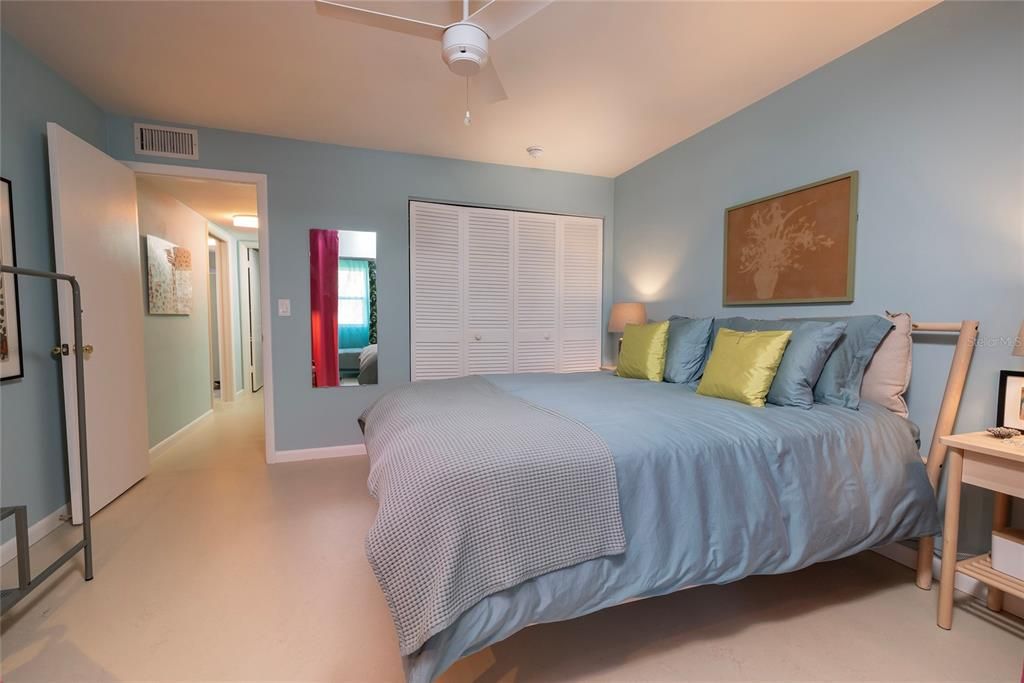 На продажу: $149,900 (2 спален, 1 ванн, 935 Квадратных фут)