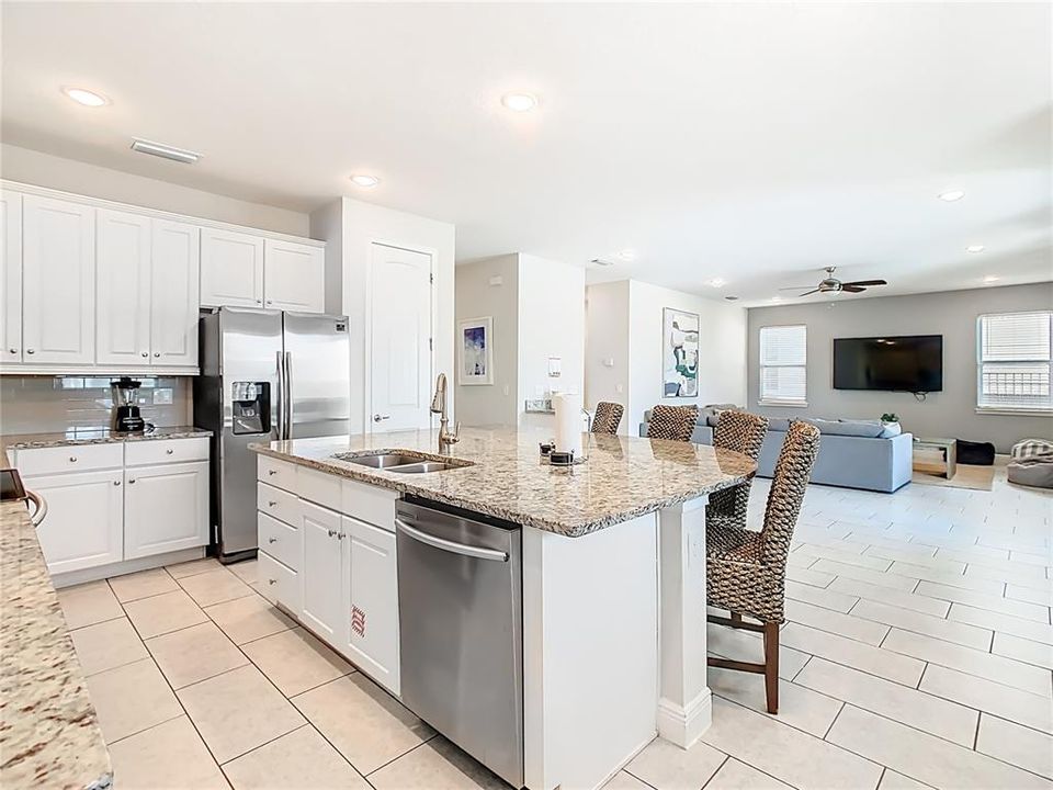 For Sale: $710,000 (5 beds, 5 baths, 2945 Square Feet)