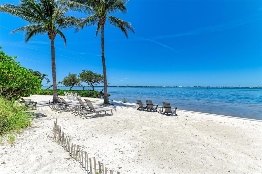 For Sale: $899,000 (2 beds, 2 baths, 1616 Square Feet)