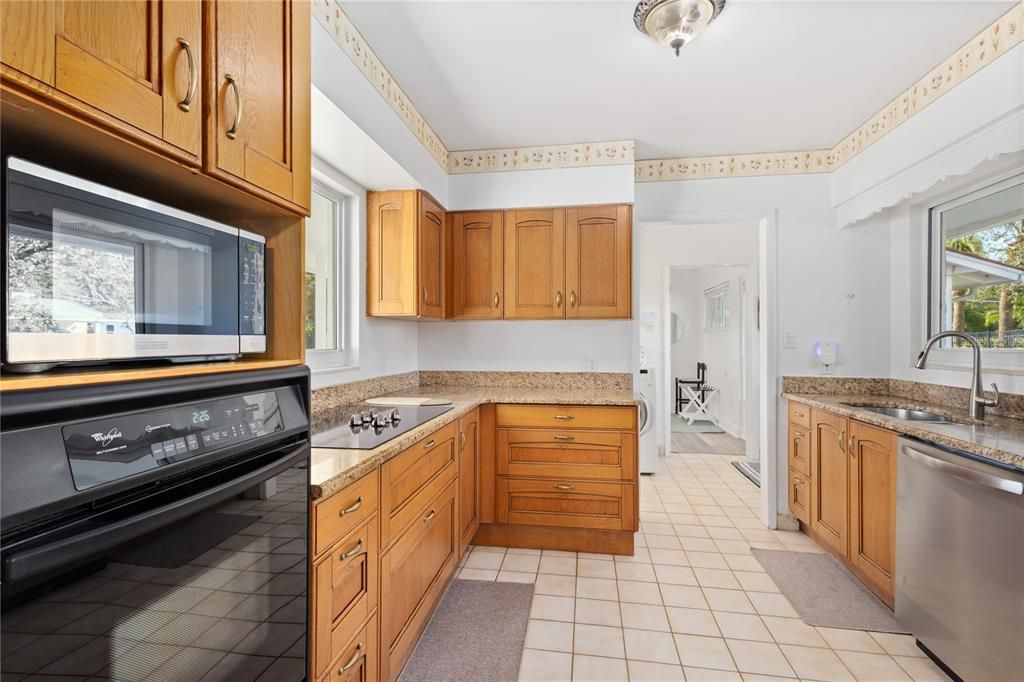 待售: $2,100,000 (4 贝兹, 3 浴室, 2587 平方英尺)