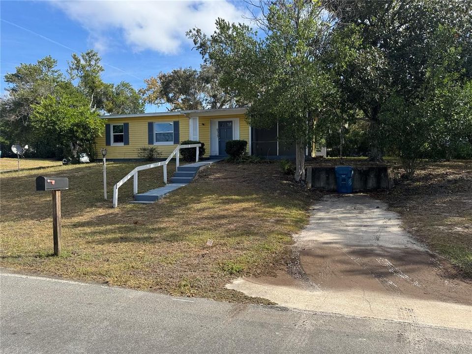 For Rent: $1,300 (3 beds, 1 baths, 900 Square Feet)