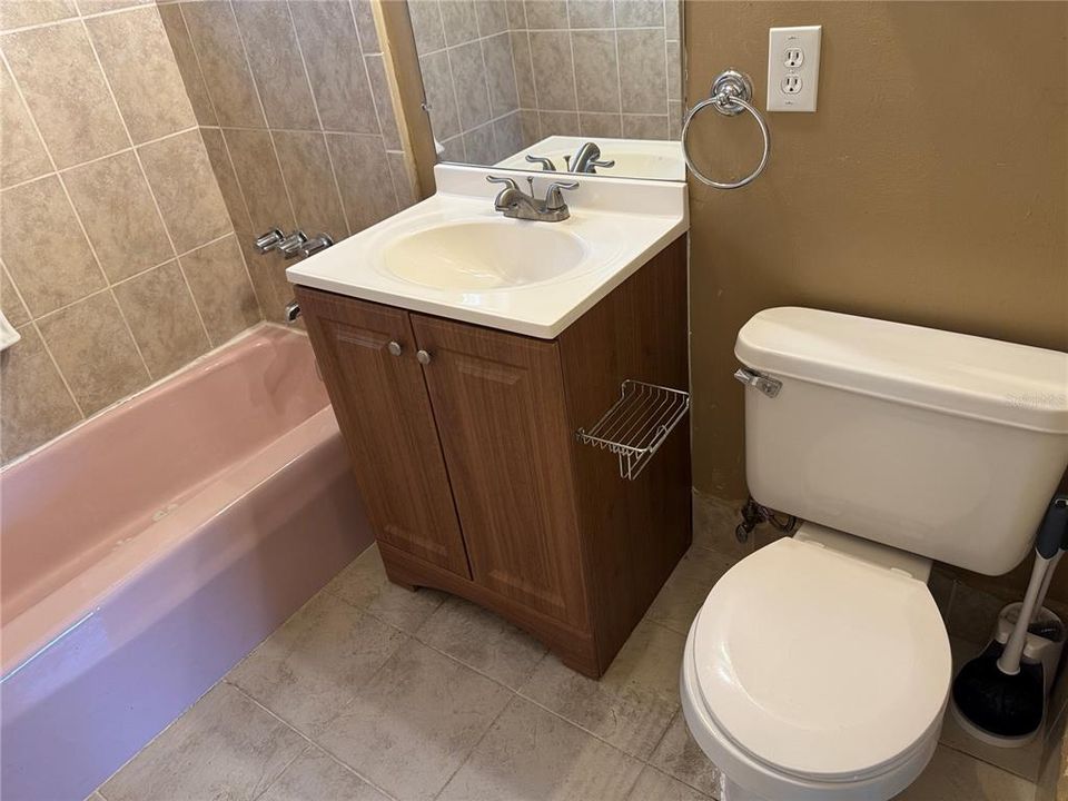 For Rent: $1,300 (3 beds, 1 baths, 900 Square Feet)