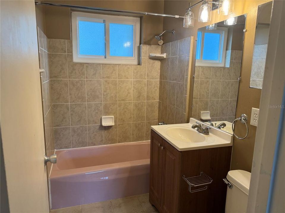 For Rent: $1,300 (3 beds, 1 baths, 900 Square Feet)