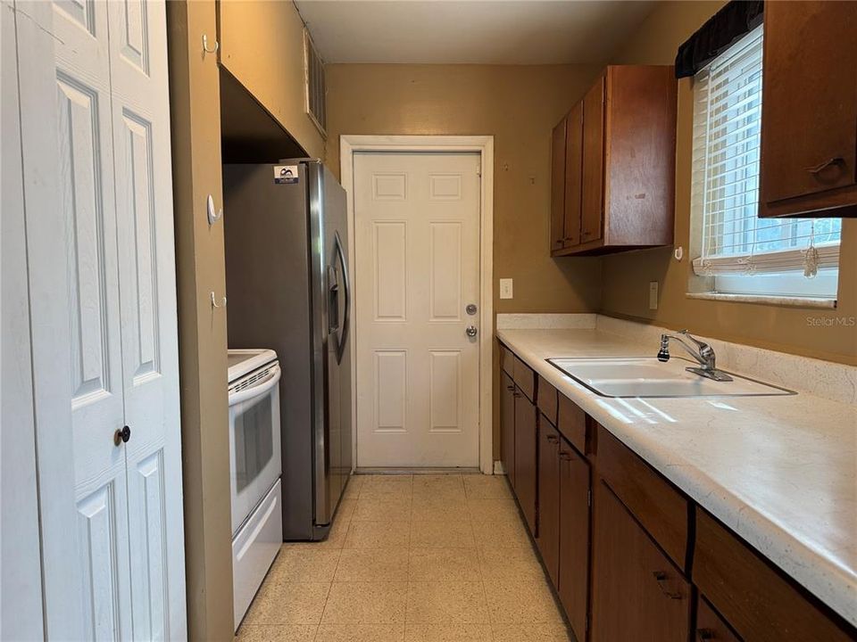 For Rent: $1,300 (3 beds, 1 baths, 900 Square Feet)