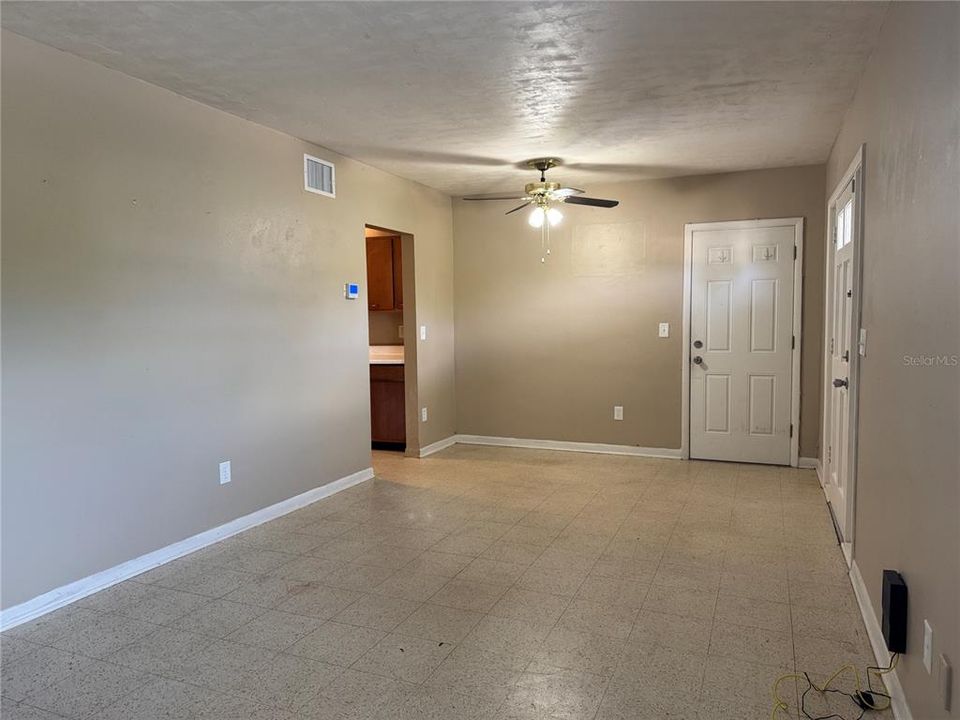 For Rent: $1,300 (3 beds, 1 baths, 900 Square Feet)