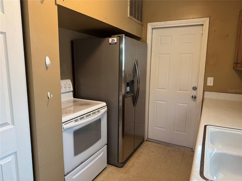 For Rent: $1,300 (3 beds, 1 baths, 900 Square Feet)