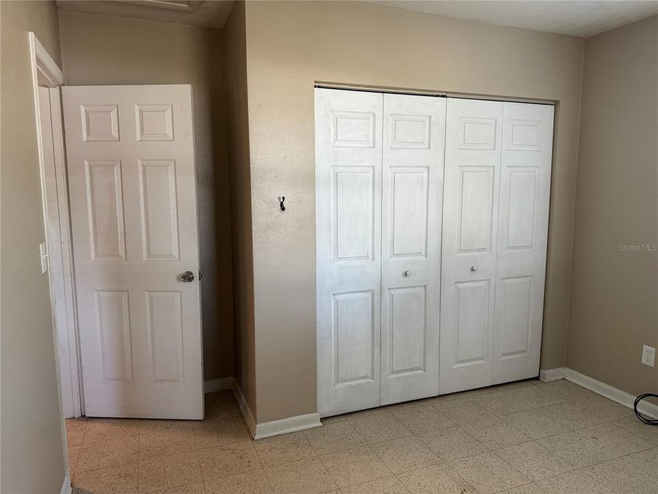 For Rent: $1,300 (3 beds, 1 baths, 900 Square Feet)