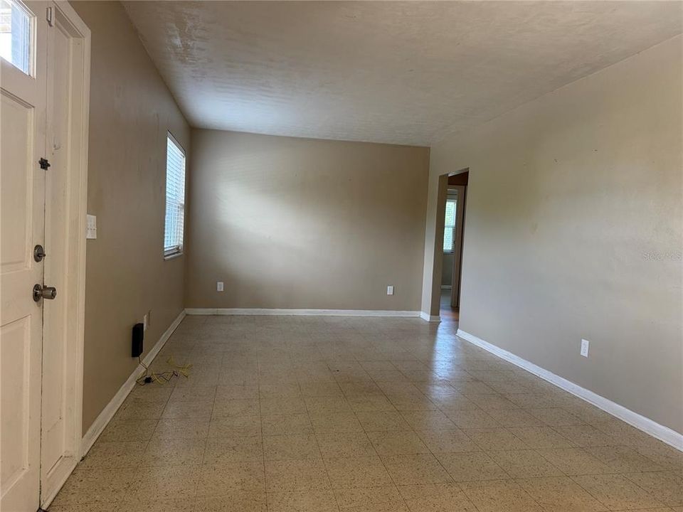 For Rent: $1,300 (3 beds, 1 baths, 900 Square Feet)