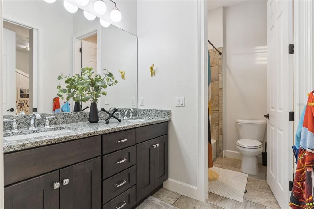 На продажу: $1,100,000 (6 спален, 4 ванн, 3882 Квадратных фут)