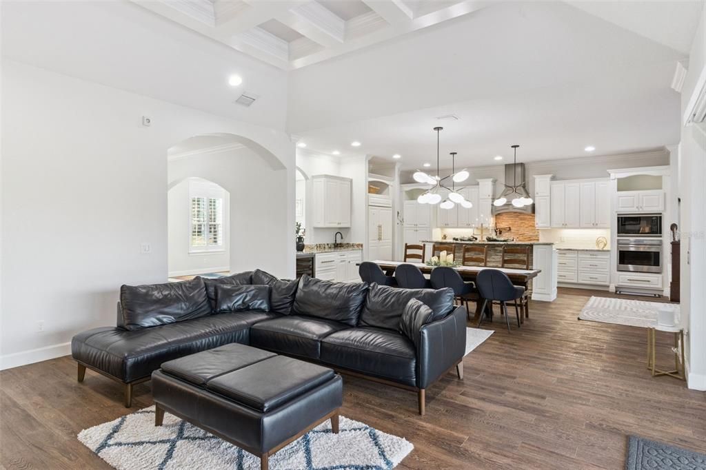 На продажу: $1,100,000 (6 спален, 4 ванн, 3882 Квадратных фут)