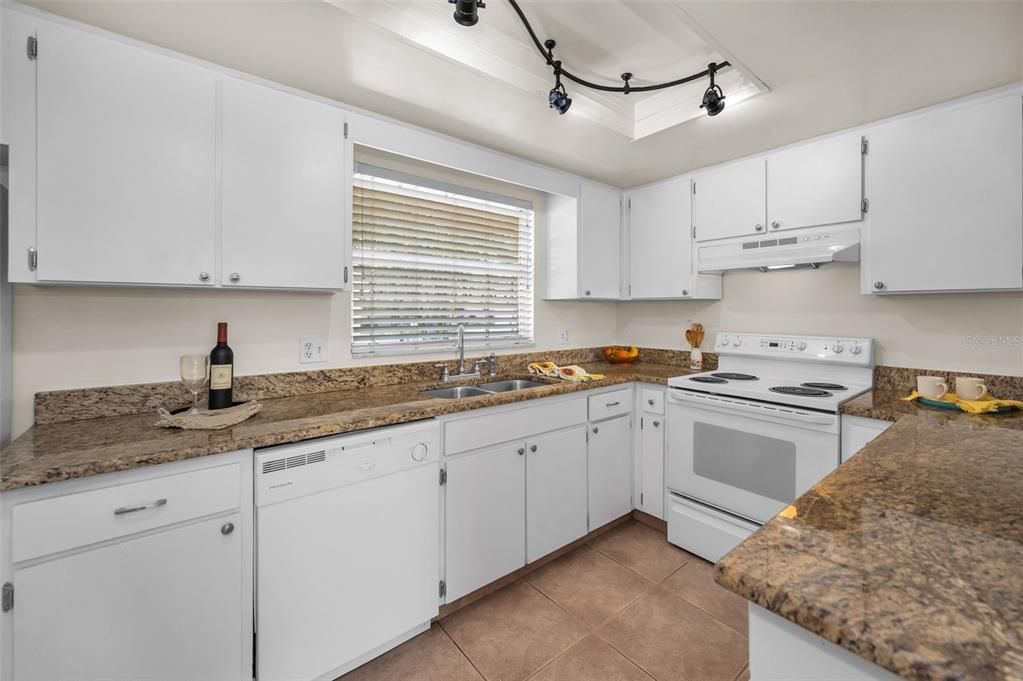 待售: $249,900 (2 贝兹, 2 浴室, 1278 平方英尺)