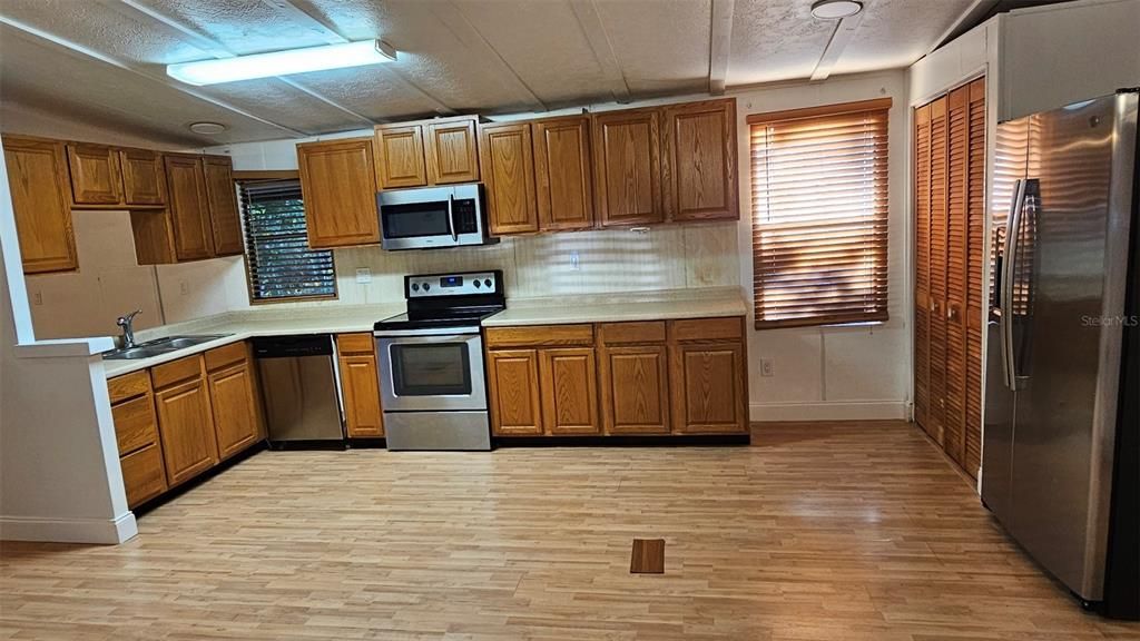 For Sale: $175,000 (3 beds, 2 baths, 1300 Square Feet)