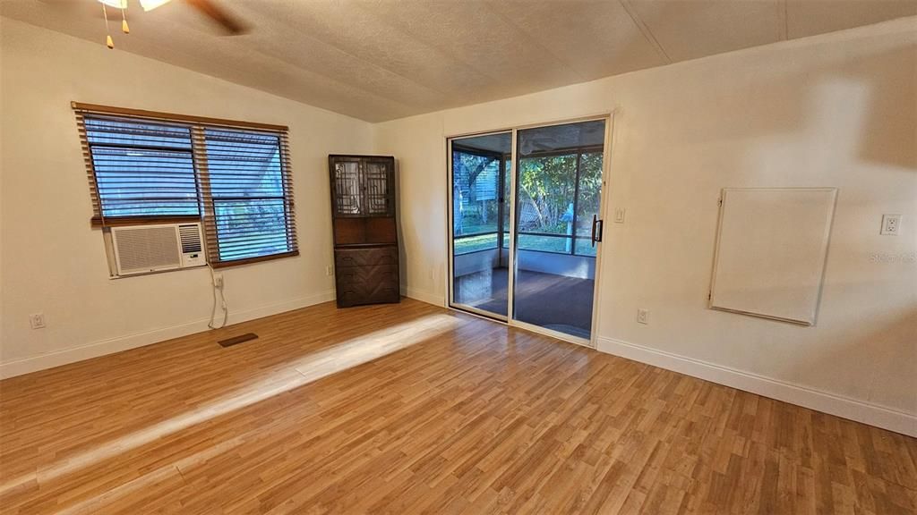 For Sale: $175,000 (3 beds, 2 baths, 1300 Square Feet)