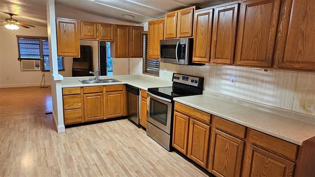 For Sale: $175,000 (3 beds, 2 baths, 1300 Square Feet)