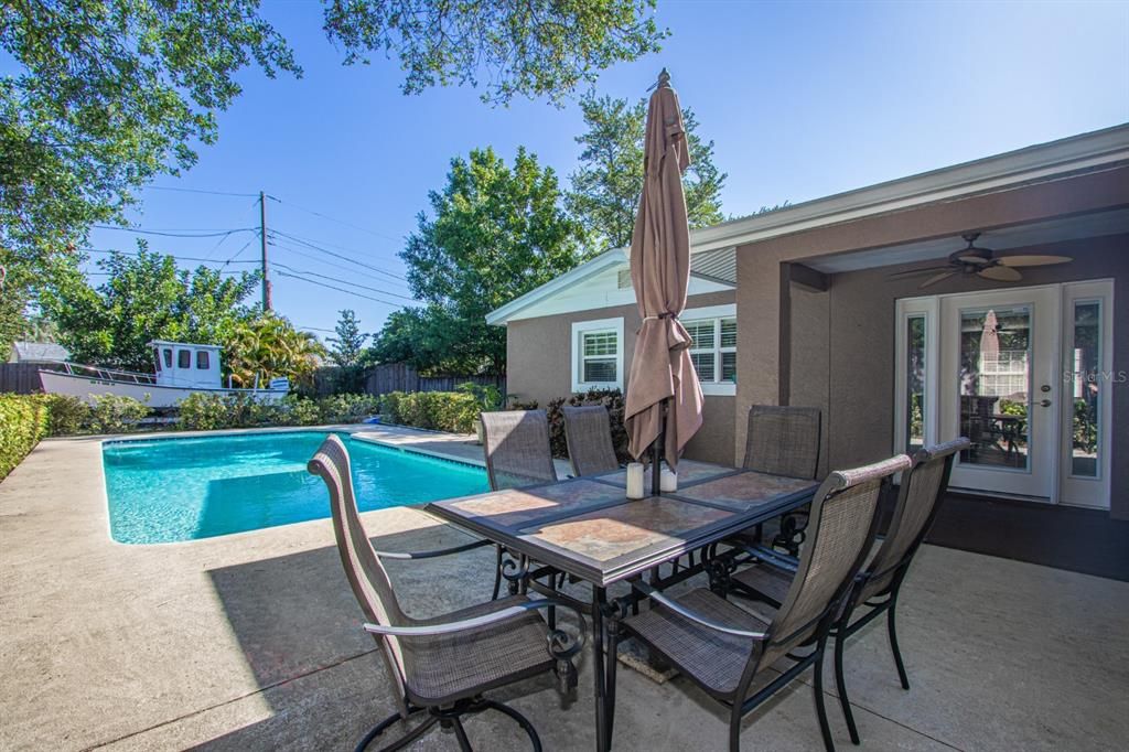 В аренду: $4,000 (4 спален, 2 ванн, 1645 Квадратных фут)