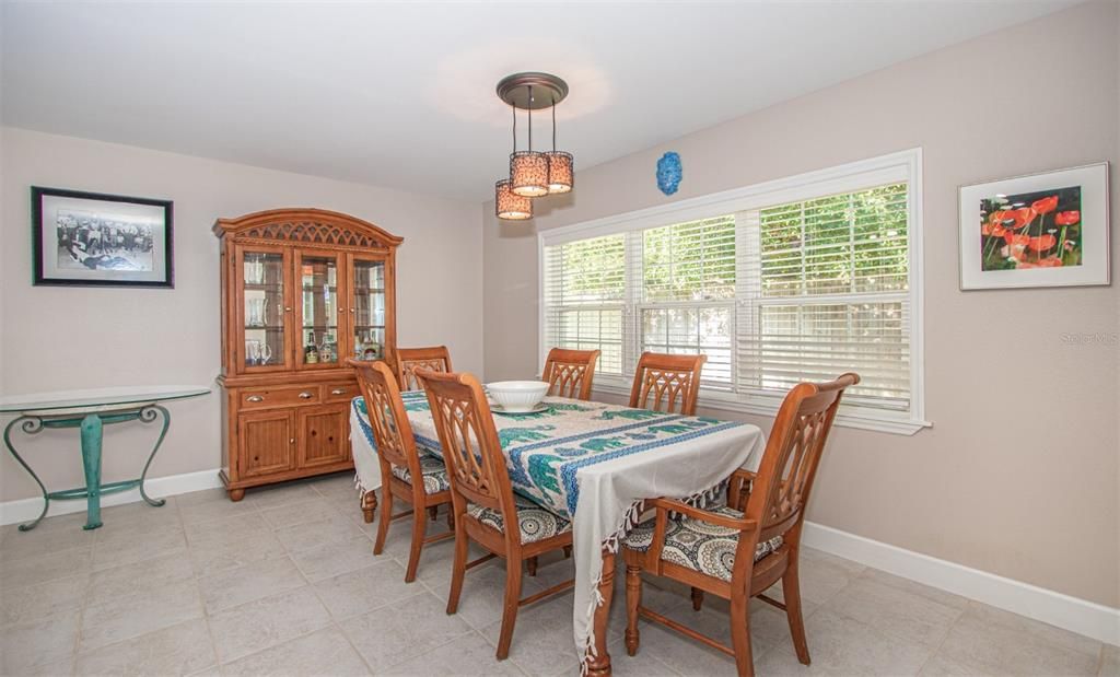 В аренду: $4,000 (4 спален, 2 ванн, 1645 Квадратных фут)