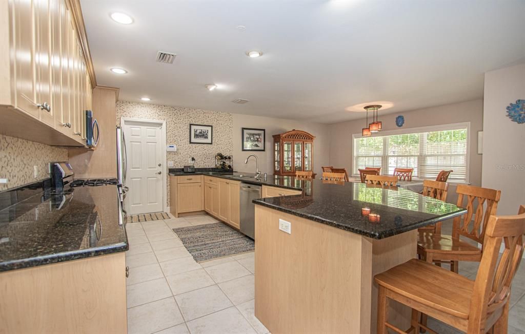 В аренду: $4,000 (4 спален, 2 ванн, 1645 Квадратных фут)