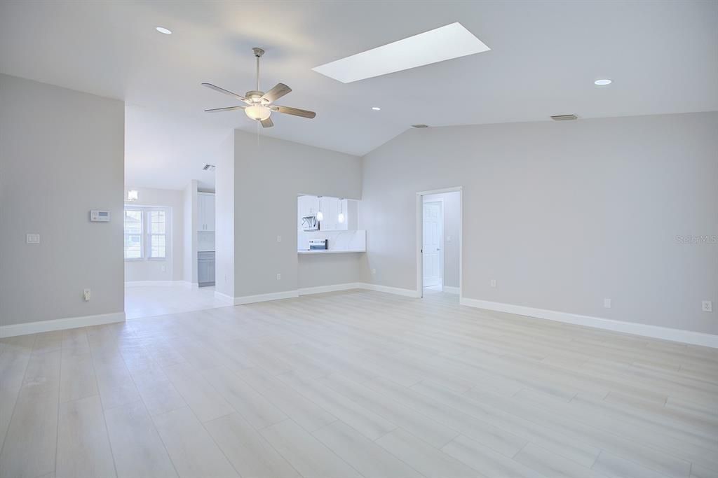 En Venta: $325,000 (3 camas, 2 baños, 1957 Pies cuadrados)