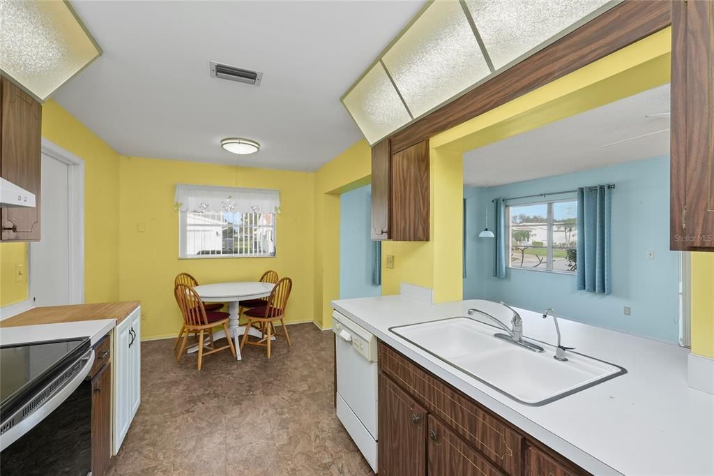 For Sale: $249,900 (2 beds, 2 baths, 1332 Square Feet)