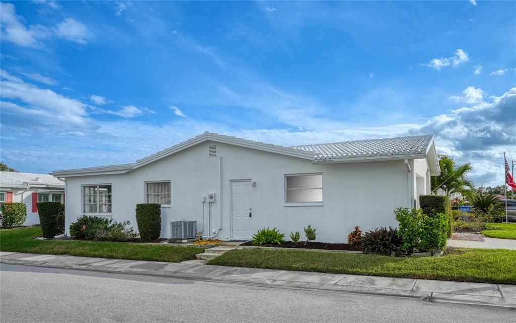 For Sale: $249,900 (2 beds, 2 baths, 1332 Square Feet)