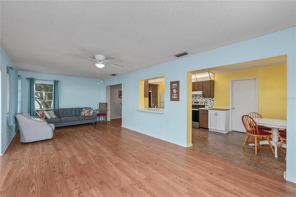 For Sale: $249,900 (2 beds, 2 baths, 1332 Square Feet)