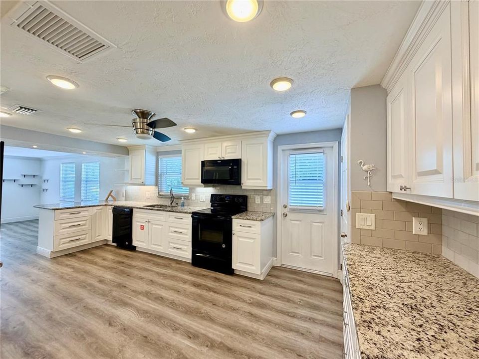 En Renta: $2,950 (3 camas, 2 baños, 1980 Pies cuadrados)