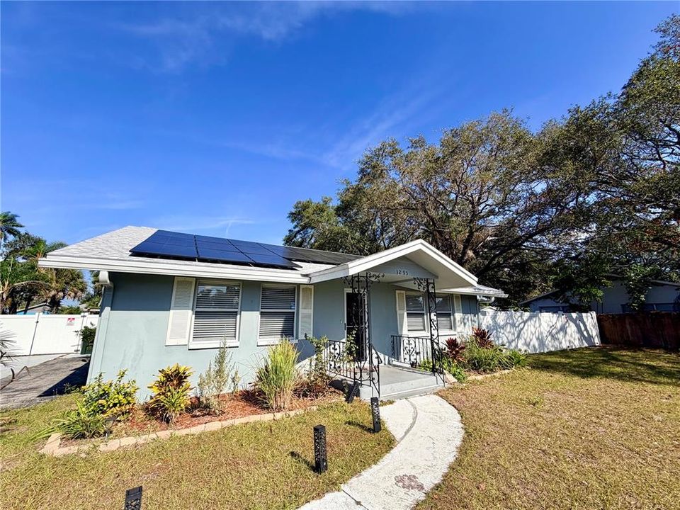 En Renta: $2,950 (3 camas, 2 baños, 1980 Pies cuadrados)