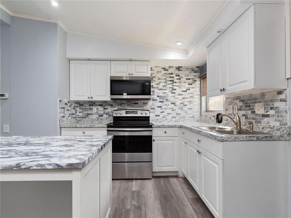 На продажу: $270,000 (3 спален, 2 ванн, 989 Квадратных фут)