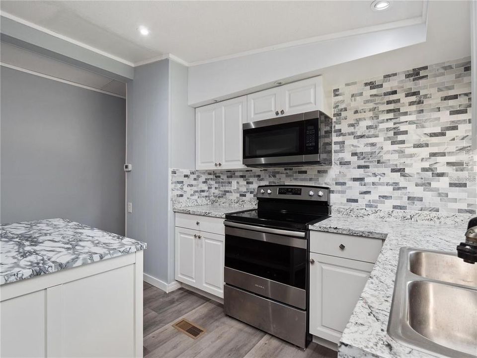 На продажу: $270,000 (3 спален, 2 ванн, 989 Квадратных фут)