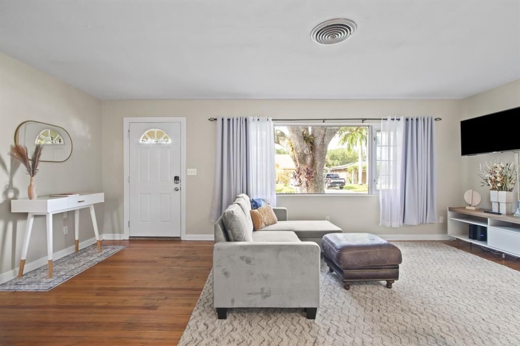 待售: $399,900 (2 贝兹, 1 浴室, 1336 平方英尺)