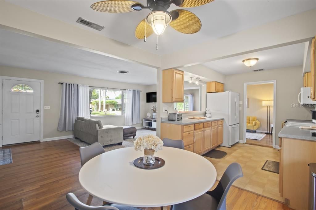 待售: $399,900 (2 贝兹, 1 浴室, 1336 平方英尺)