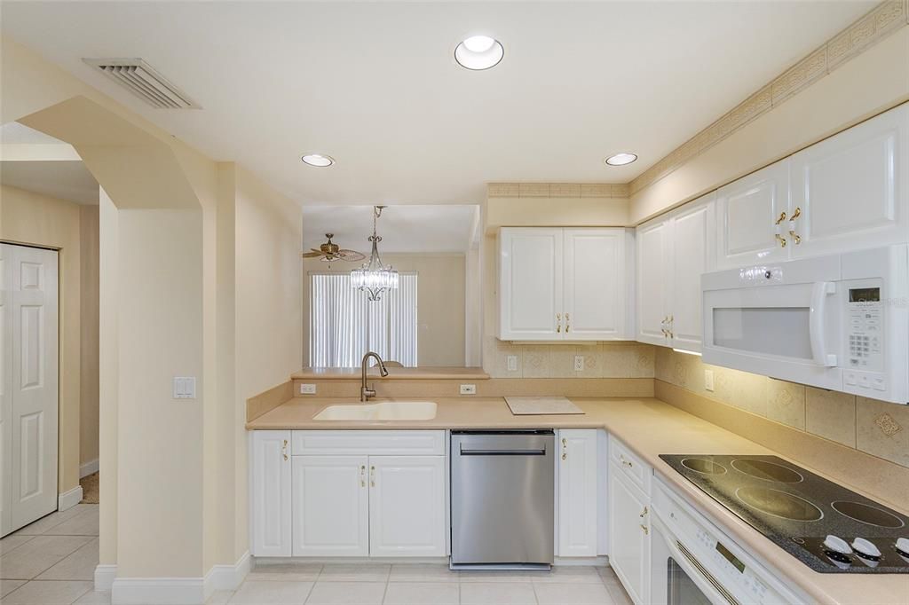 For Sale: $349,000 (2 beds, 2 baths, 1339 Square Feet)