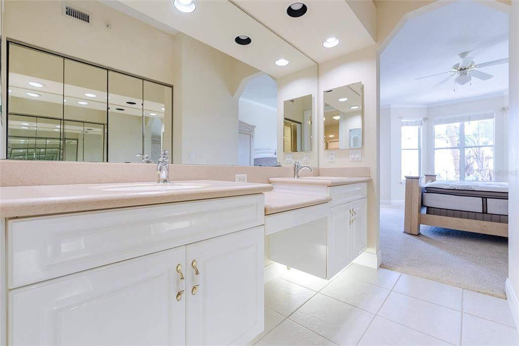 For Sale: $349,000 (2 beds, 2 baths, 1339 Square Feet)