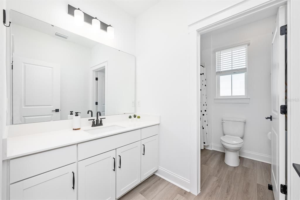 На продажу: $660,000 (4 спален, 3 ванн, 2500 Квадратных фут)