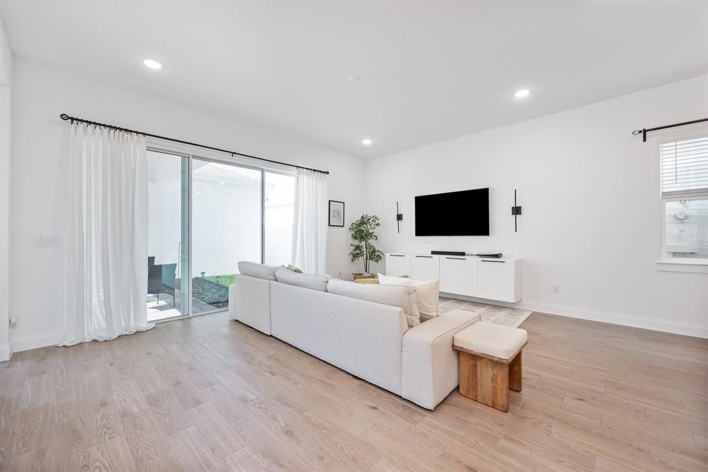 На продажу: $660,000 (4 спален, 3 ванн, 2500 Квадратных фут)